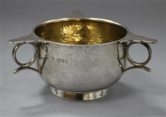 A George V three handled silver porringer, with planished decoration, Chester 1911 2oz